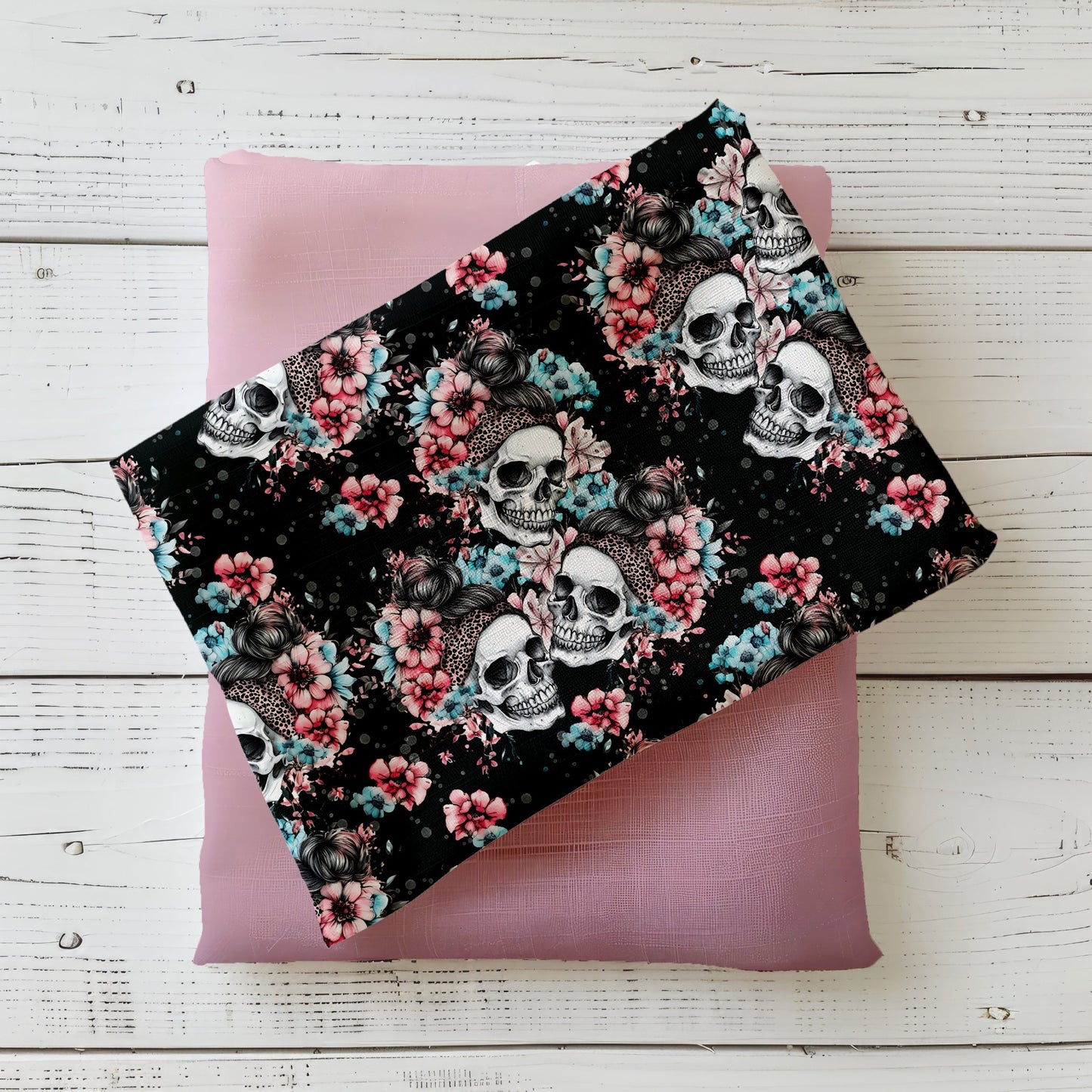 French Terry mit Skull & Flowers Design – Dark Bloom Schwarz.