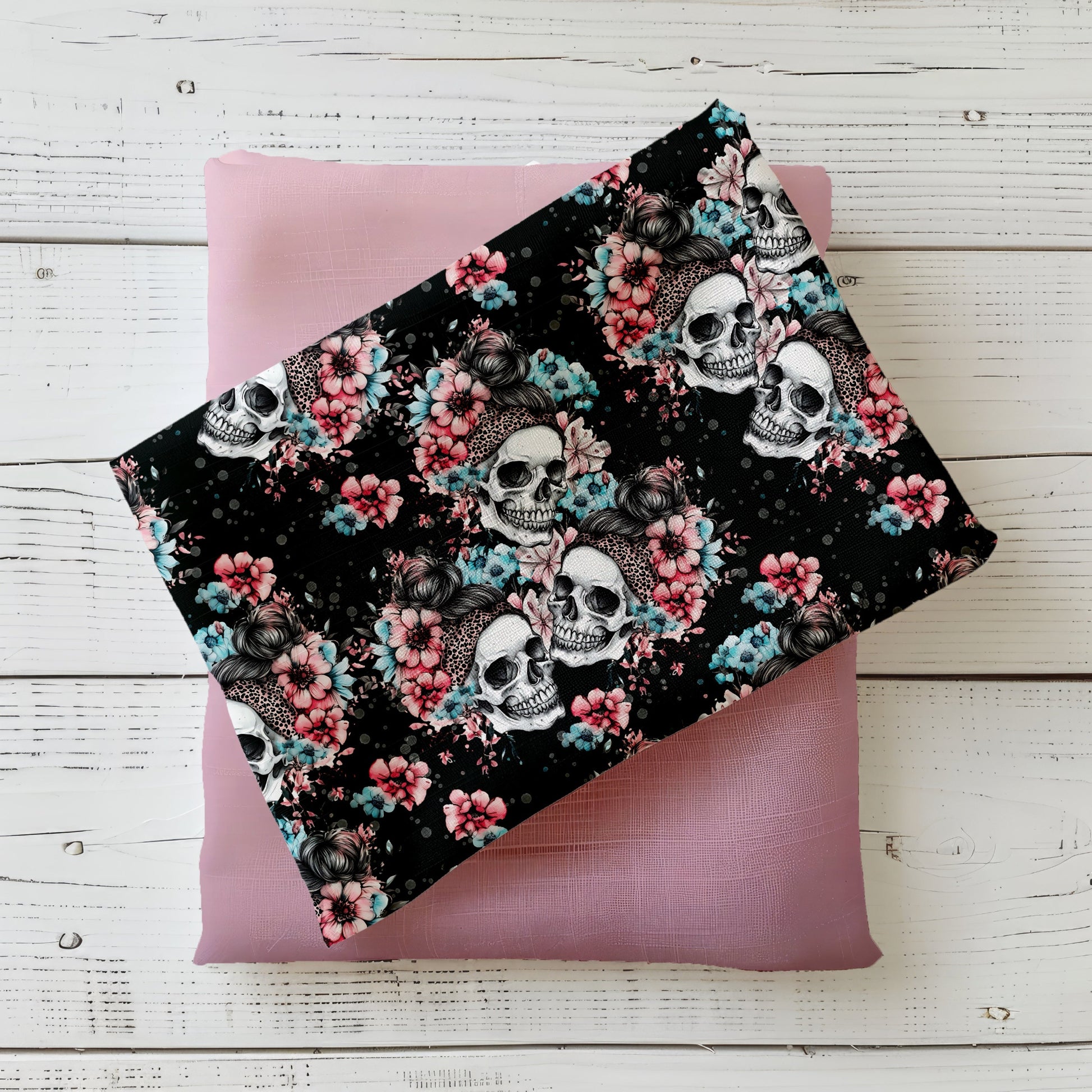 French Terry mit Skull & Flowers Design – Dark Bloom Schwarz.