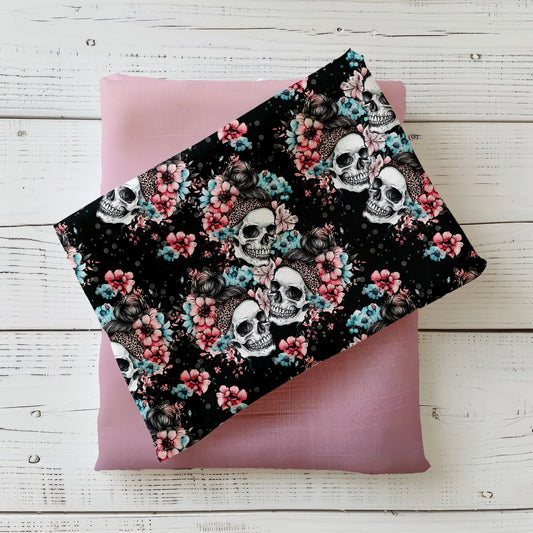 French Terry mit Skull & Flowers Design – Dark Bloom Schwarz.