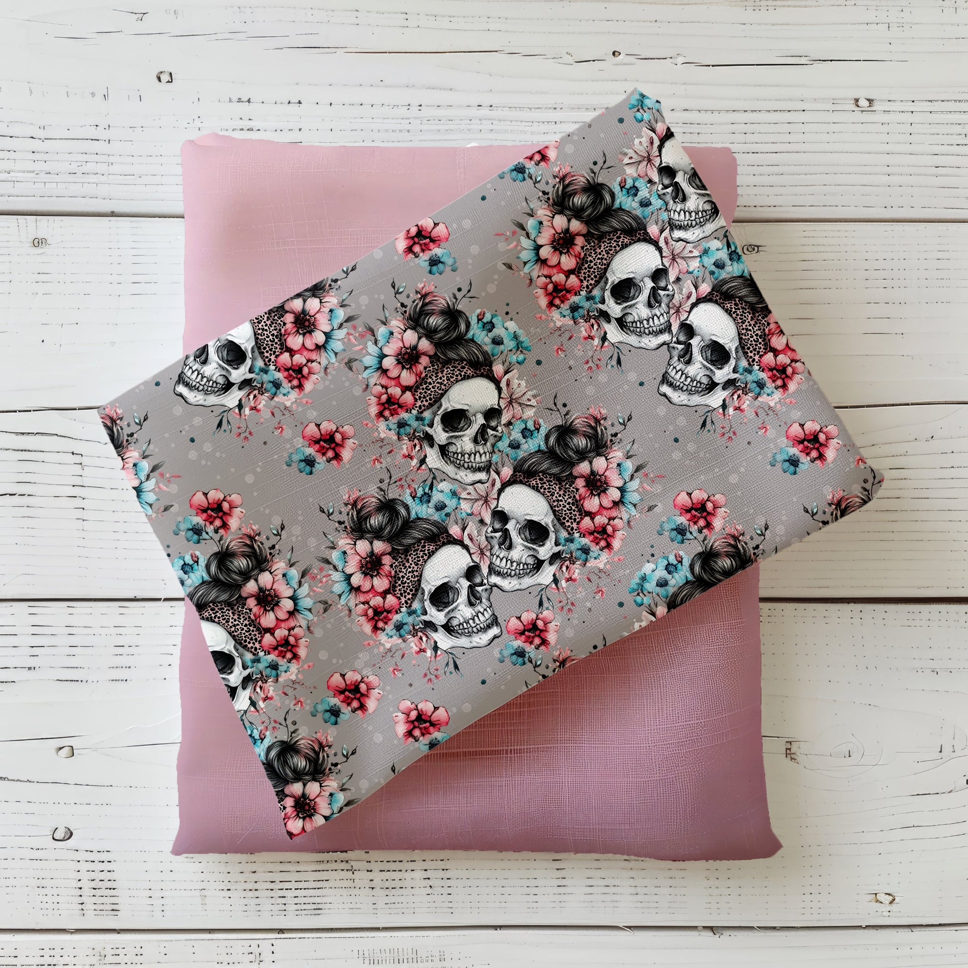 Totenkopf Design auf French Terry Stoff – Dark Bloom.