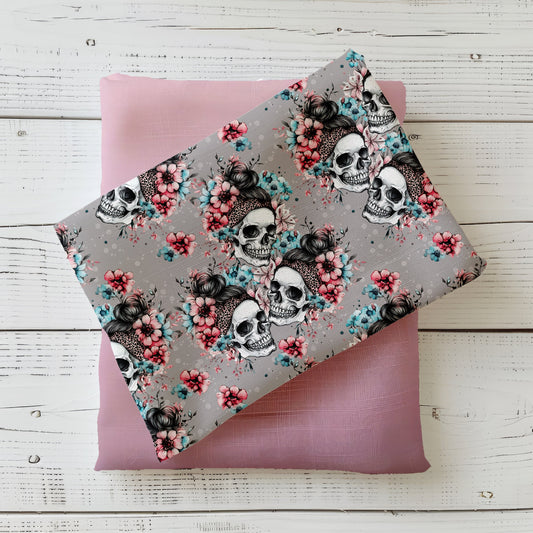 Totenkopf Design auf French Terry Stoff – Dark Bloom.