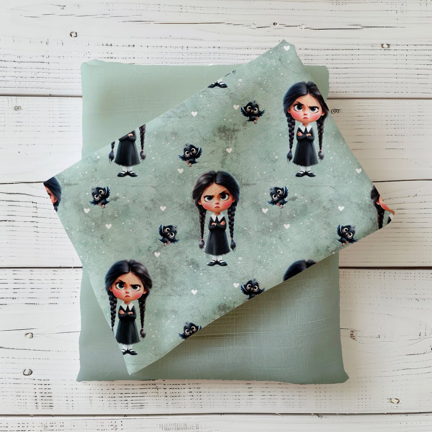 Design „Dark Girl Vibes“ mit dunkel gekleidetem Mädchen, Raben und kleinen Herzchen auf grünlich-grauem Hintergrund