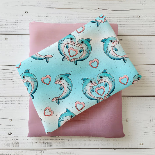 Sanftes Delfin-Design mit Herzen in Türkis & Rosé. „Delfinchen“ von Katzengold-Designs – liebevoll, harmonisch & exklusiv bei Stich & Schere entdecken!