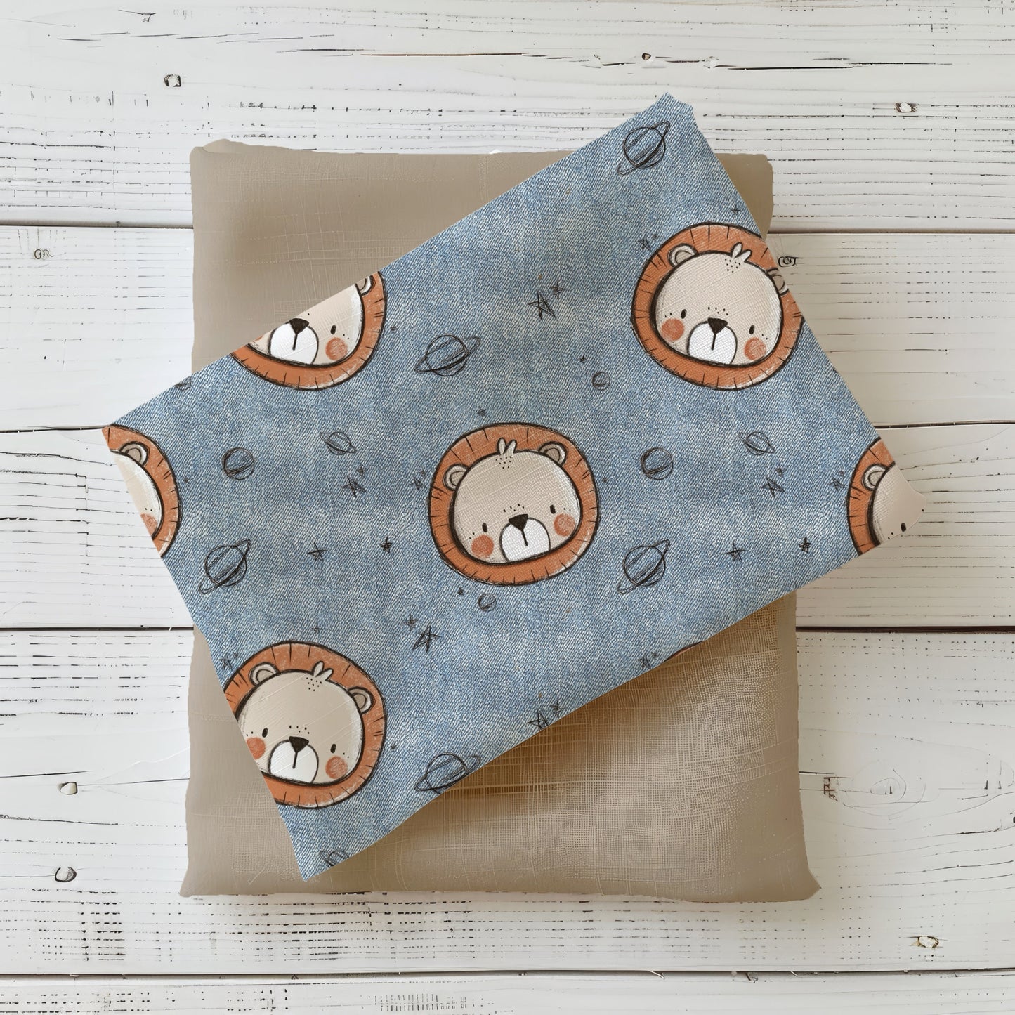 Stoff mit Löwenmotiv im Denim-Look und Weltraum-Elementen für Kinderkleidung