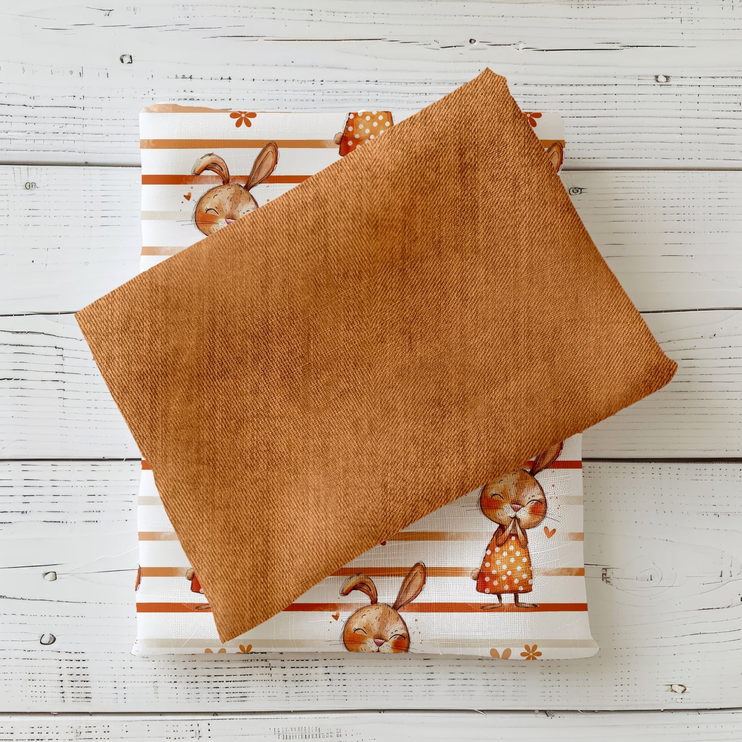 Gefalteter Denim Orange Unistoff – warme Farbe, strukturierte Oberfläche.