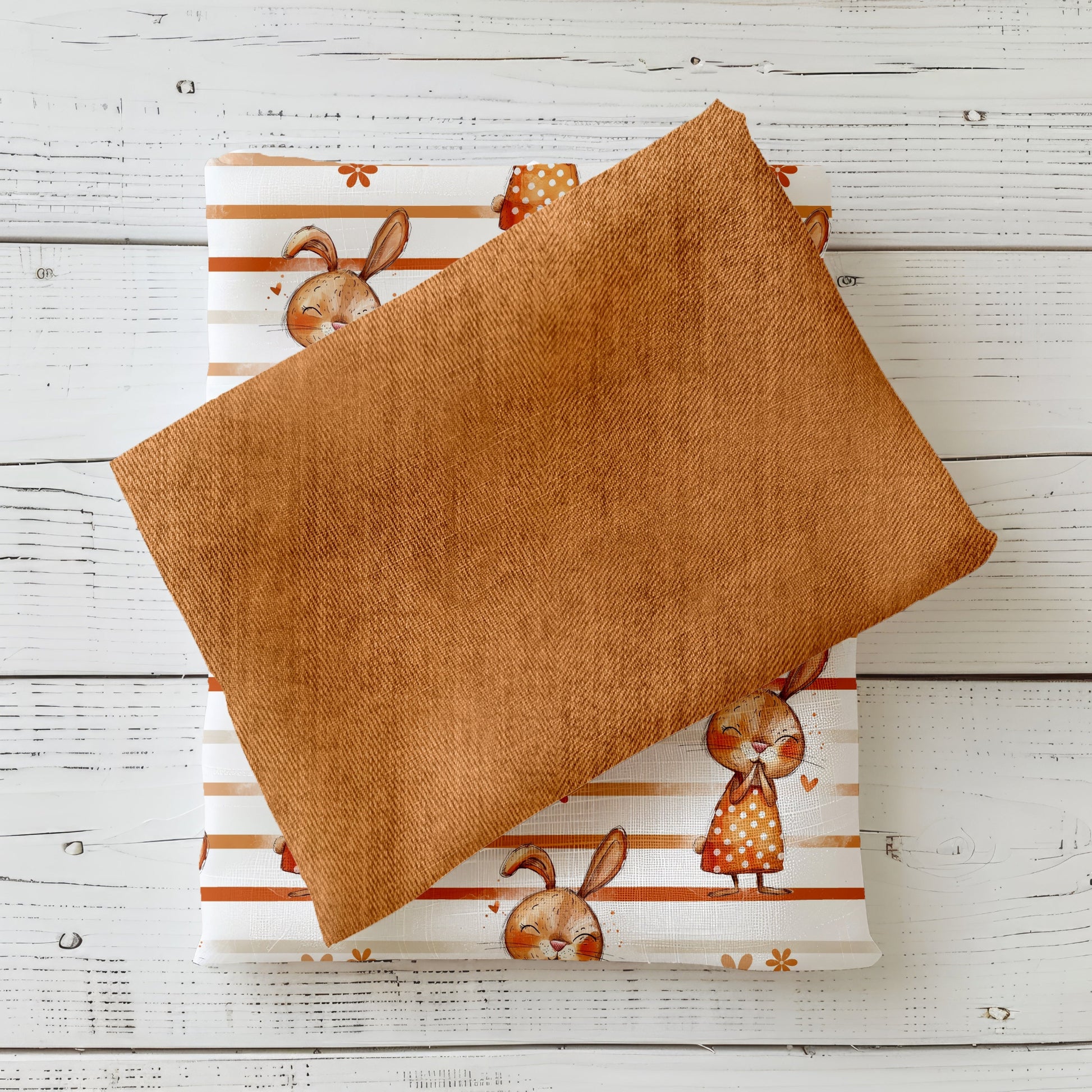 Gefalteter Denim Orange Unistoff – warme Farbe, strukturierte Oberfläche.