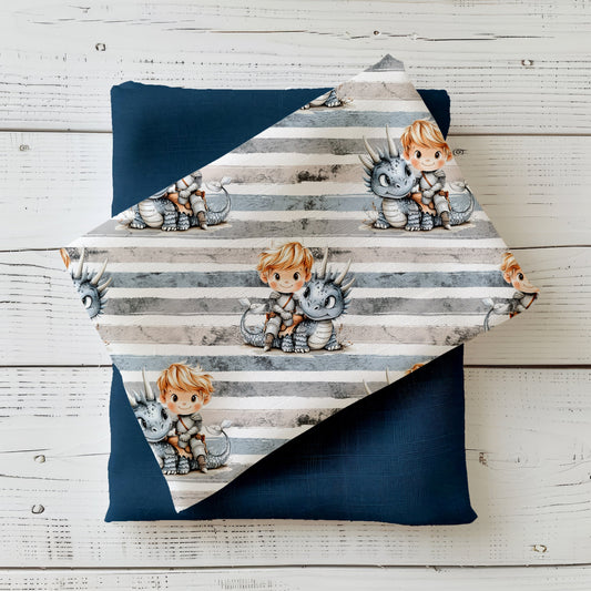 Kinderstoff mit Junge und Drachen auf gestreiftem Hintergrund in Grau- und Naturtönen