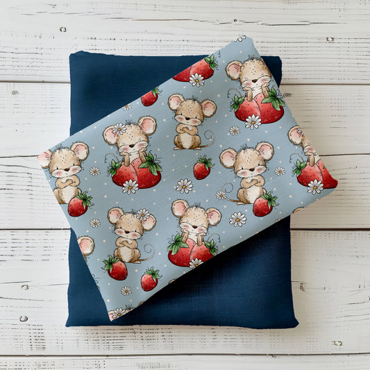 Stoff-Mockup „Erdbeermäuschen“ mit liebevoll illustrierten Mäuschen, Erdbeeren und kleinen Blüten auf sanft blau-grauem Hintergrund, kombiniert mit passendem Uni-Stoff.