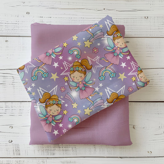 Kinderstoff „Feentraum“ mit liebevoll illustrierter Fee, Sternen und Regenbögen auf fliederfarbenem Hintergrund, Design von Binschens Designs, kombiniert mit Uni-Stoff