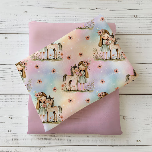 Gefalteter Stoff mir dem Design „Pferdemädchen“ mit Pferde-Motiv auf zartem Regenbogen-Hintergrund. Ideal für süße Kinderstoffe.