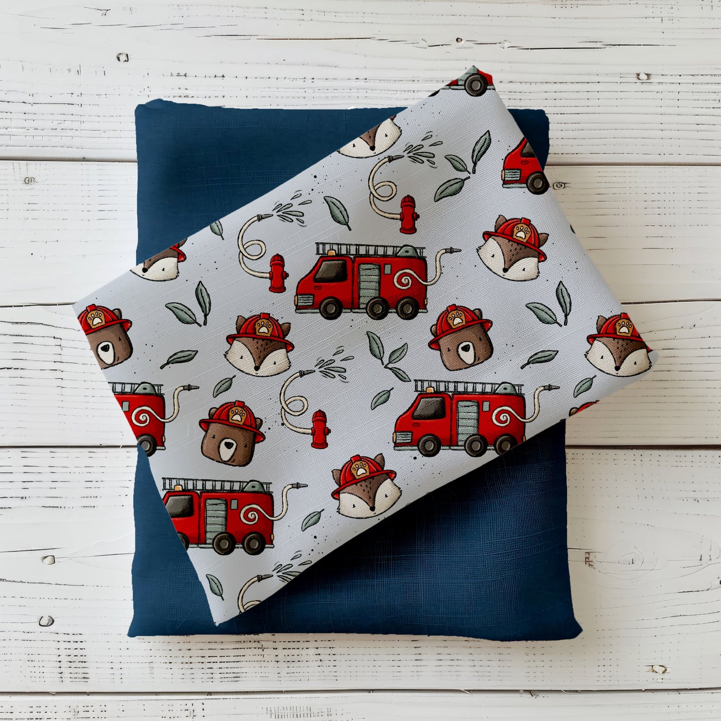 Verspieltes Design „Fire Crew“ mit kleinen Feuerwehr-Tieren, roten Feuerwehrautos, Schläuchen und Hydranten auf hellgrauem Hintergrund