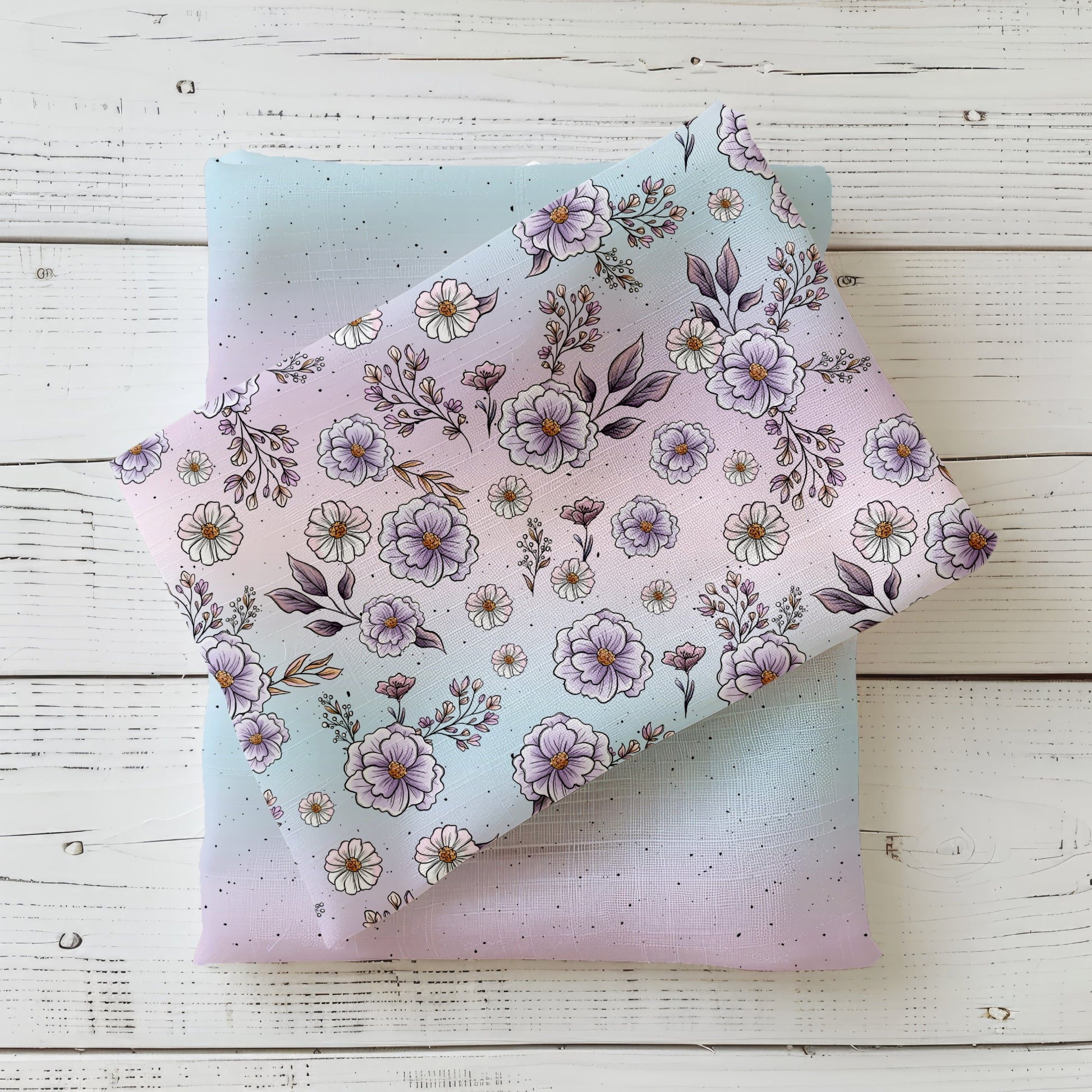 Floraler Kombistoff mit zarten Blumen auf pastelligem Farbverlauf in Rosé und Blau, detailreich illustriert