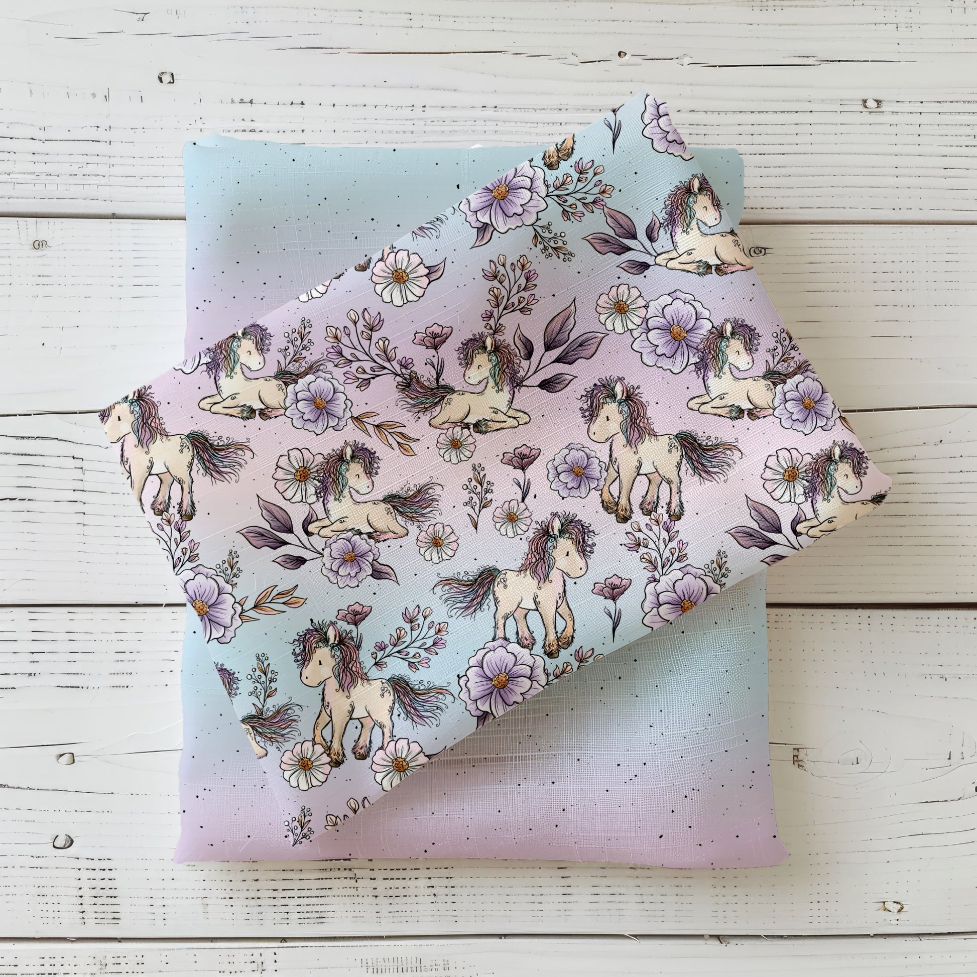 Flower Pony Stoff mit Ponys und Blumen von Katzengold-Designs auf zartem Farbverlauf mit passendem Kombistoff.