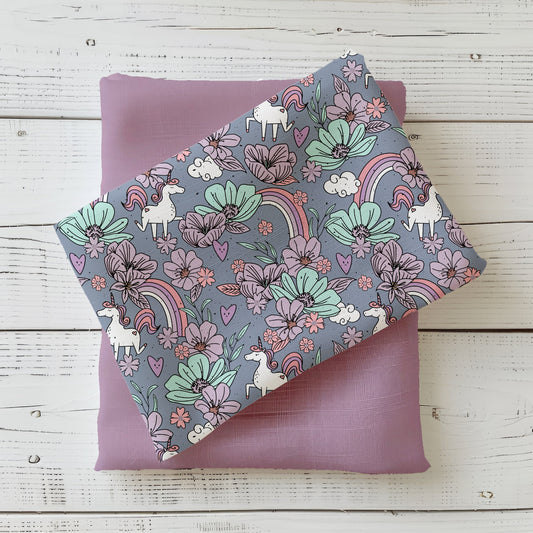 Handgemalter Kinderstoff „Flower Unicorn“ – Einhörner, Blumen & Regenbögen auf graulila, kombiniert mit mauve Uni-Kombistoff (Jersey/French Terry), Katzengold-Designs