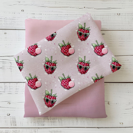 Mockup: Stoff „Freche Himbeere“ – Himbeeren mit Herz-Sonnenbrillen und Kaugummi-Bläschen auf zartrosa Sprenkel-Hintergrund; Stoffkachel diagonal auf passendem Uni in Rosa/Mauve als Kombi.