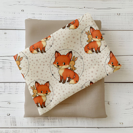 Kinderstoff mit Fuchs und Hase auf beigem Hintergrund mit Kreisen und kleinen Herzdetails