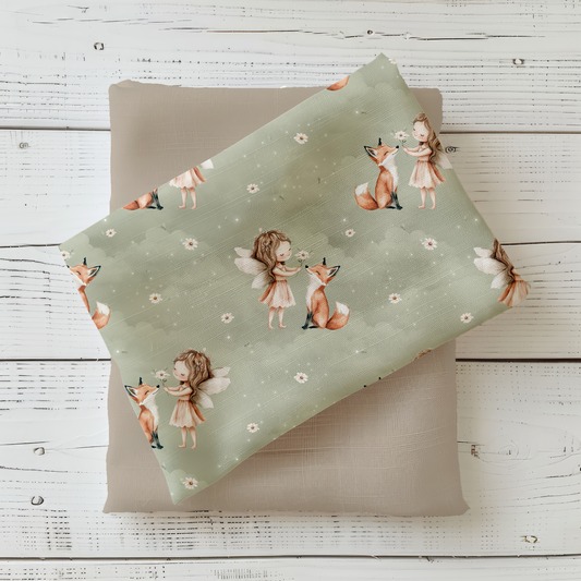 Gefalteter Stoff mit märchenhaftem Motiv: Fee und Fuchs mit zarten Blümchen.