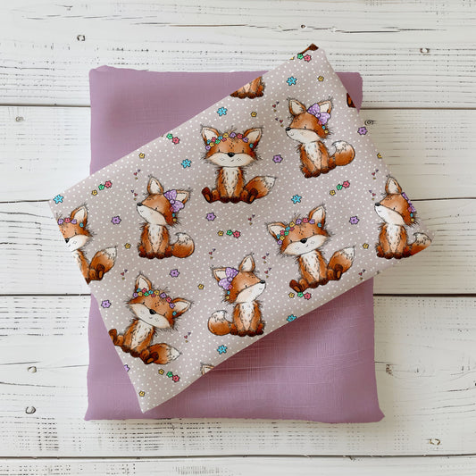 Stoff-Mockup „Fuchstag Blumen“ mit liebevoll illustrierten Füchsen, zarten Blumen und Punkten auf ruhigem, warmem Hintergrund, kombiniert mit einem Uni-Stoff in Altrosa.