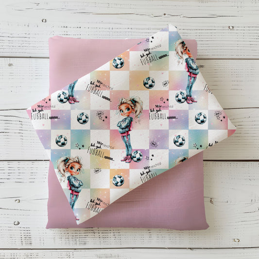 Gefalteter Stoff mit dem Design „Fußballerin“ – sportlich und farbenfroh.