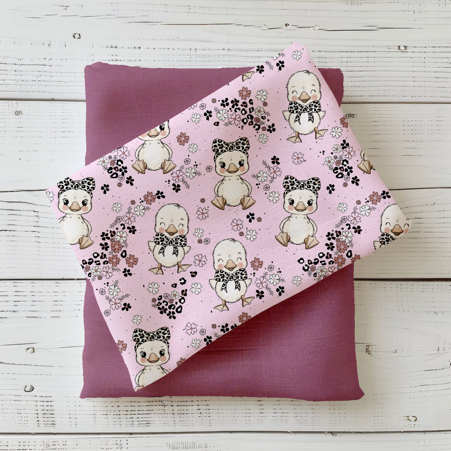 Zarter rosa Stoff mit niedlichen Baby-Gänsen mit Schleifchen und kleinen Blüten – Design „Gänsebaby“ von Katzengold-Designs.