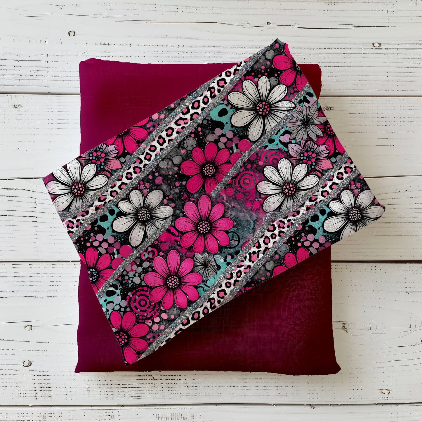 Glam Daisy Stoffdesign mit pinken und weißen Blüten, Leo-Elementen und Glamour-Akzenten kombiniert mit passendem Uni-Stoff in Pink