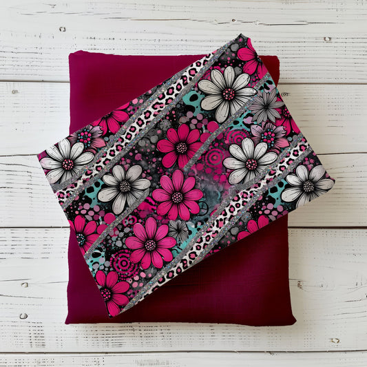 Glam Daisy Stoffdesign mit pinken und weißen Blüten, Leo-Elementen und Glamour-Akzenten kombiniert mit passendem Uni-Stoff in Pink