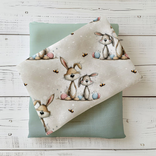 Stoffdesign Häschenfreunde – Frühlingswiese mit zwei süßen Hasen, Ostereiern und kleinen Hummeln auf hellem Hintergrund