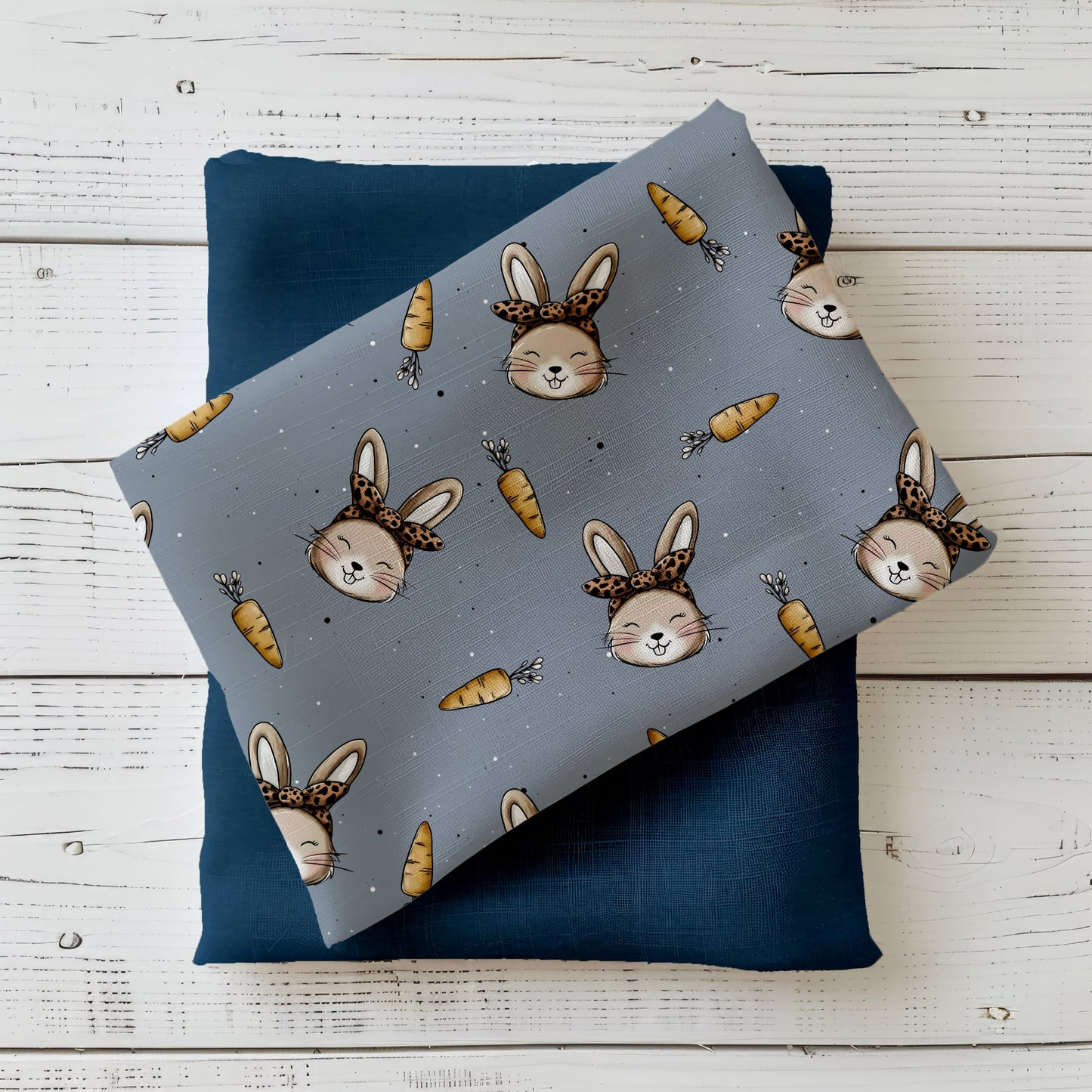 Häschenzauber Stoffdesign mit Hasenköpfen, Schleifen und Karotten auf grauem Hintergrund