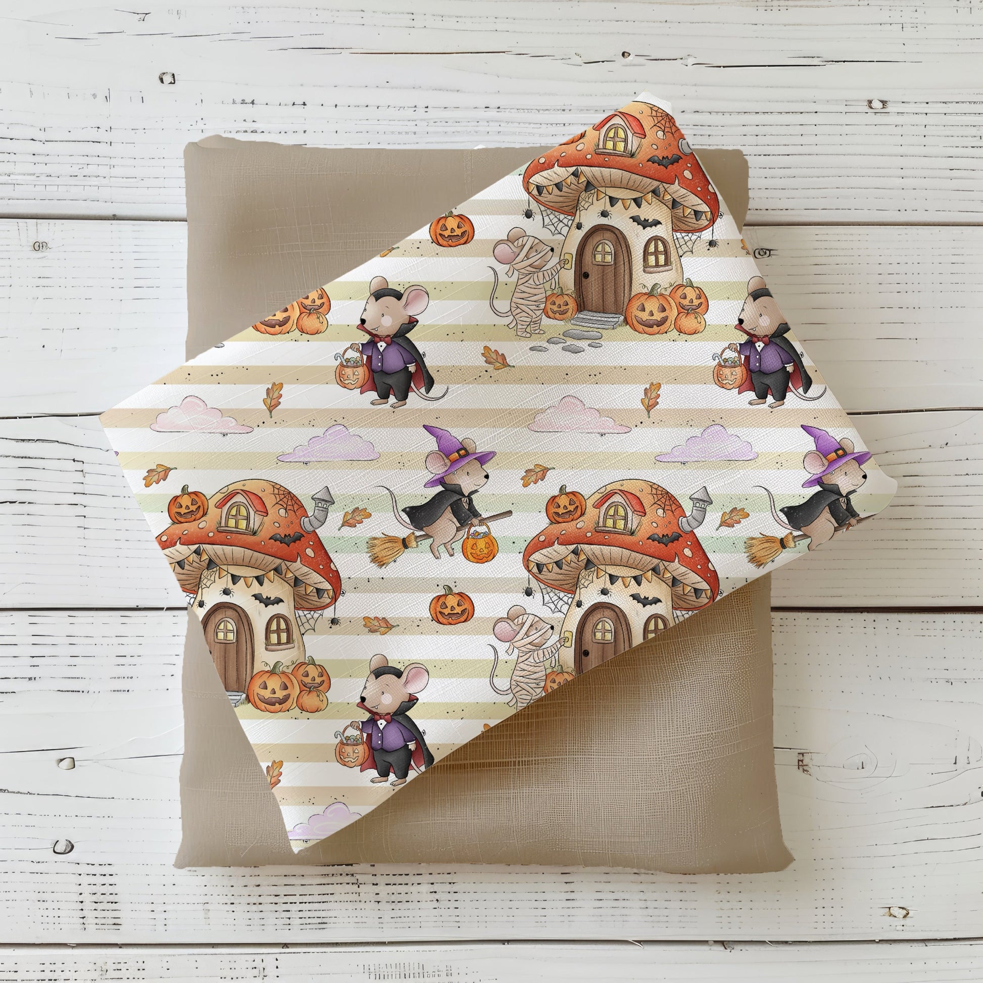 Stoff „Halloweenmäuse“ mit niedlichen Mäusen als Hexe, Vampir und Mumie sowie Kürbissen, Fledermäusen und Pilzhäusern, kombiniert mit einem taupefarbenen Stoff.