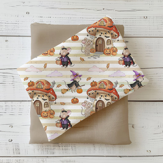 Stoff „Halloweenmäuse“ mit niedlichen Mäusen als Hexe, Vampir und Mumie sowie Kürbissen, Fledermäusen und Pilzhäusern, kombiniert mit einem taupefarbenen Stoff.