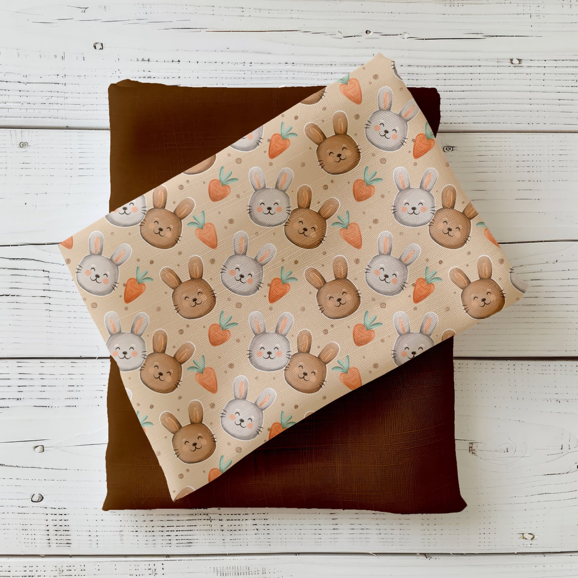 Hasenfreunde Stoff mit niedlichen Hasenköpfen auf ruhigem, warmem Hintergrund