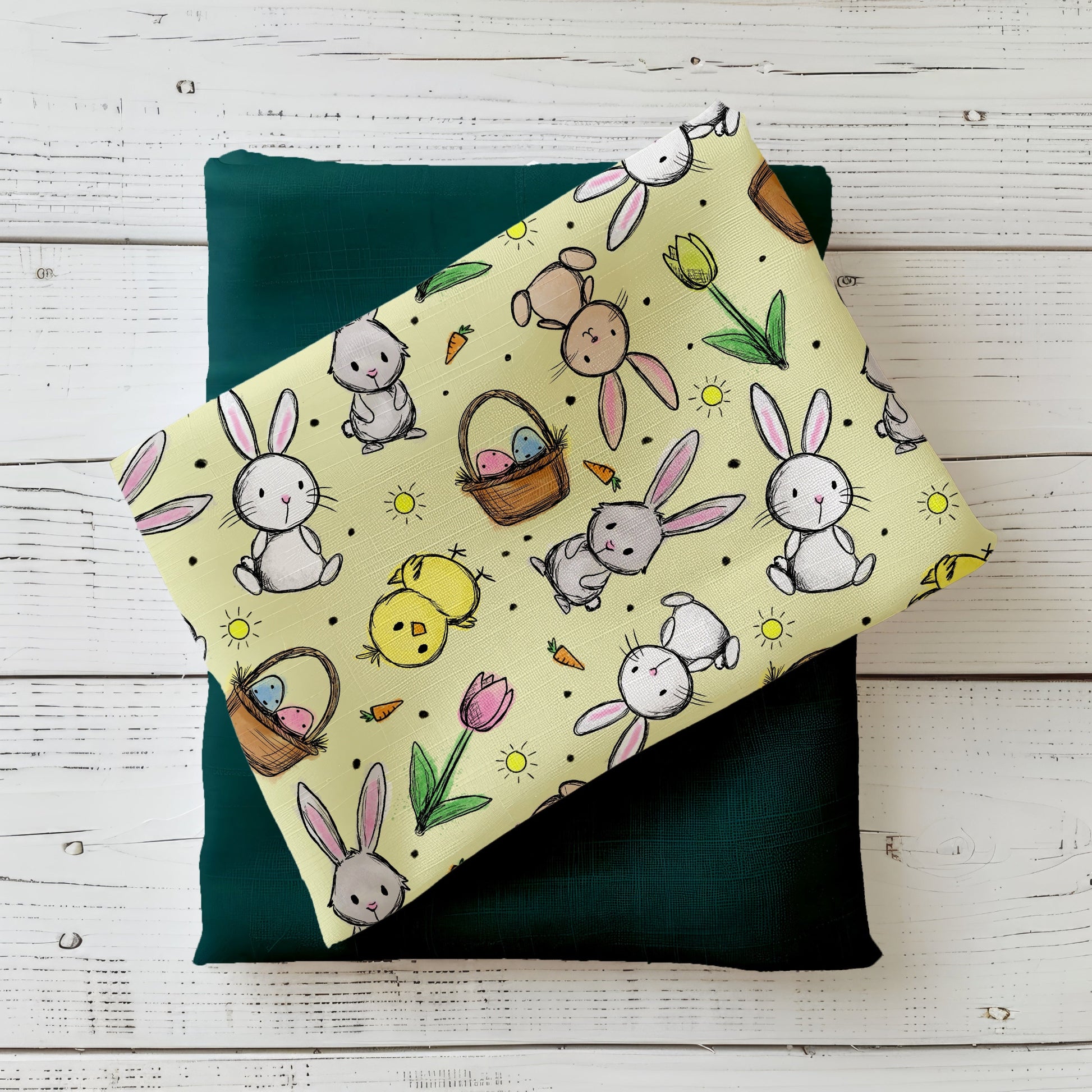 Hasenglück Frühlingsgelb Stoffdesign mit Hasen, Küken, Ostereiern, Karotten und Tulpen auf gelbem Frühlingshintergrund