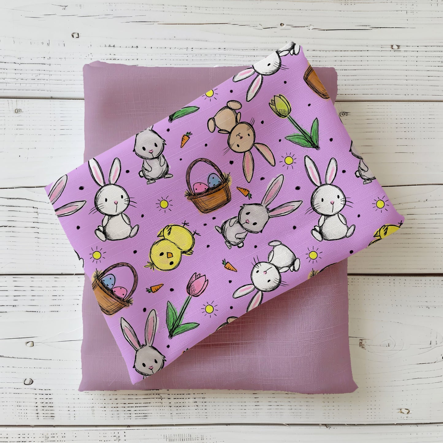 Hasenglück Lavendel Stoffdesign mit Hasen, Küken, Ostereiern, Karotten und Tulpen auf lavendelfarbenem Hintergrund