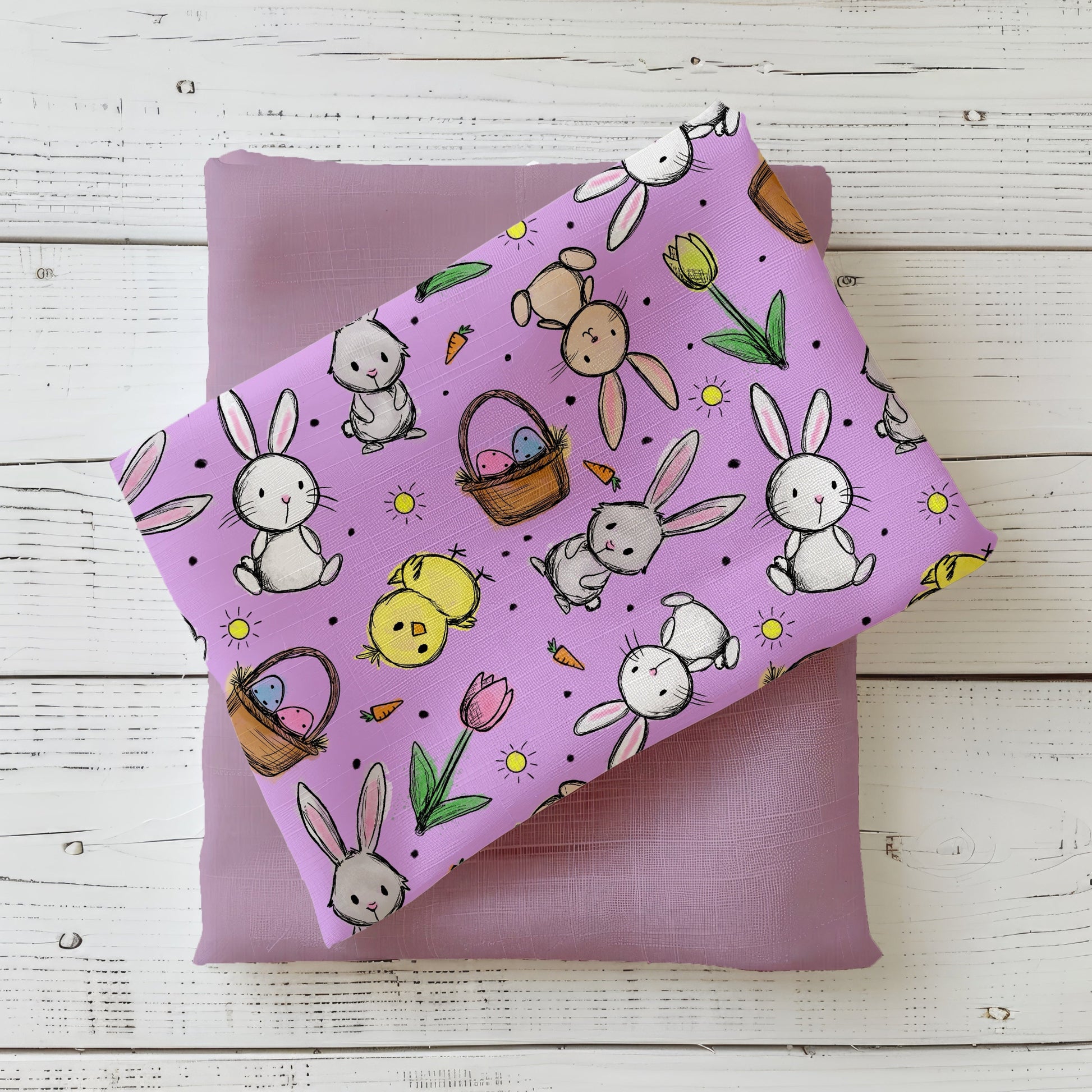 Hasenglück Lavendel Stoffdesign mit Hasen, Küken, Ostereiern, Karotten und Tulpen auf lavendelfarbenem Hintergrund