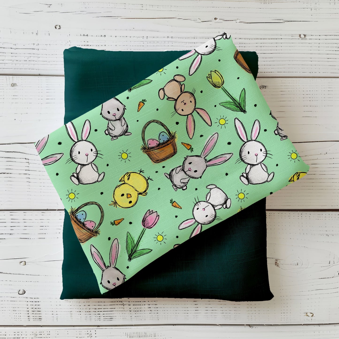 Hasenglück Salbei Stoffdesign mit Hasen, Küken, Ostereiern, Karotten und Tulpen auf salbeigrünem Hintergrund