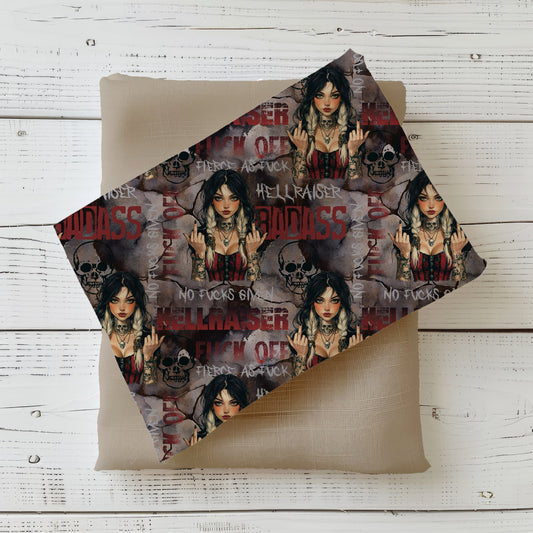 Hellraiser Girl Stoff mit Tattoo-Girl, Totenköpfen, Rockabilly-Elementen und urbanen Schriftzügen in Schwarz, Grau und Bordeaux.