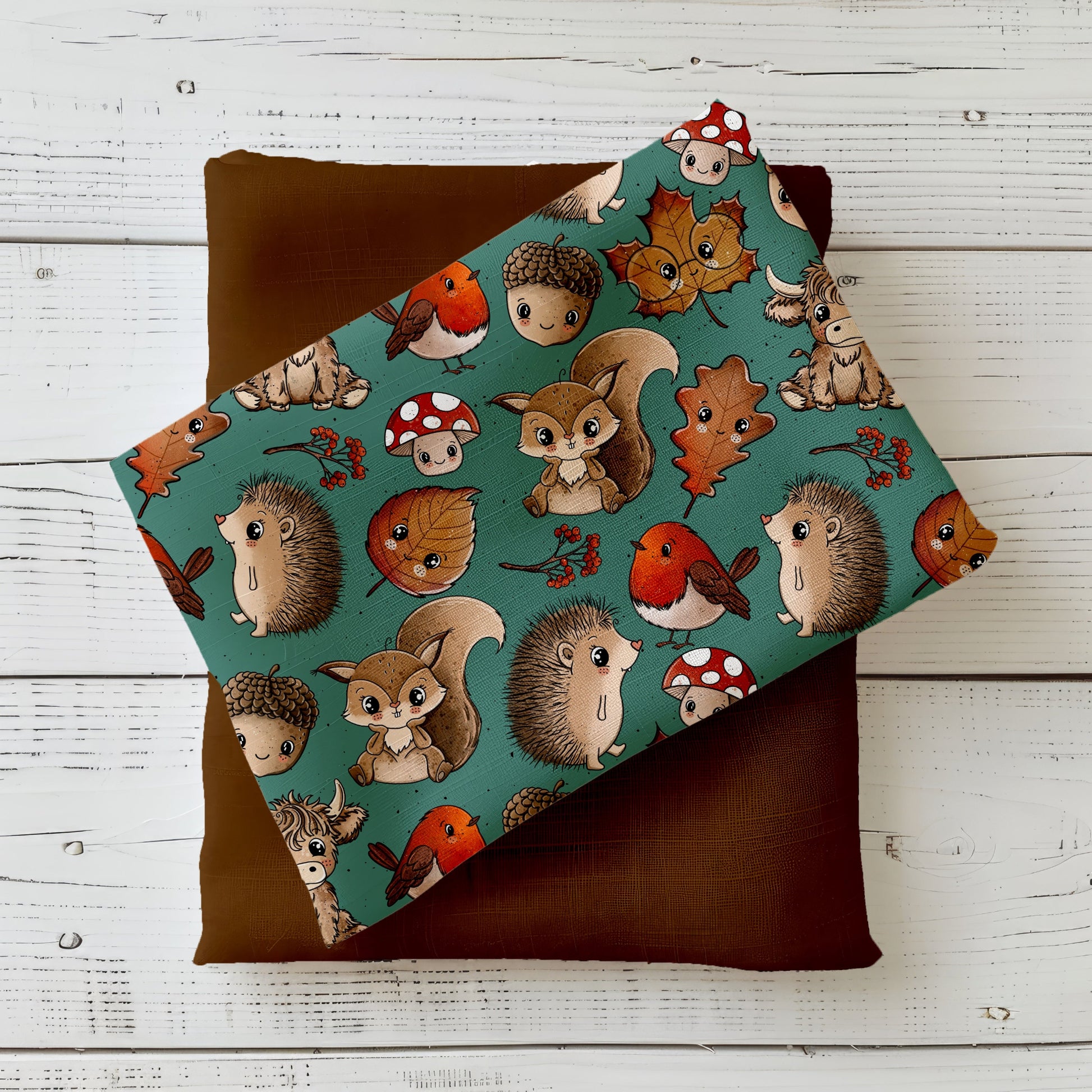 Gefalteter Stoff mit dem herbstlichen Design „Herbstliebe“. Die fröhlichen Tiermotive bringen gute Laune und passen perfekt zur goldenen Jahreszeit.