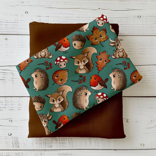 Gefalteter Stoff mit dem herbstlichen Design „Herbstliebe“. Die fröhlichen Tiermotive bringen gute Laune und passen perfekt zur goldenen Jahreszeit.