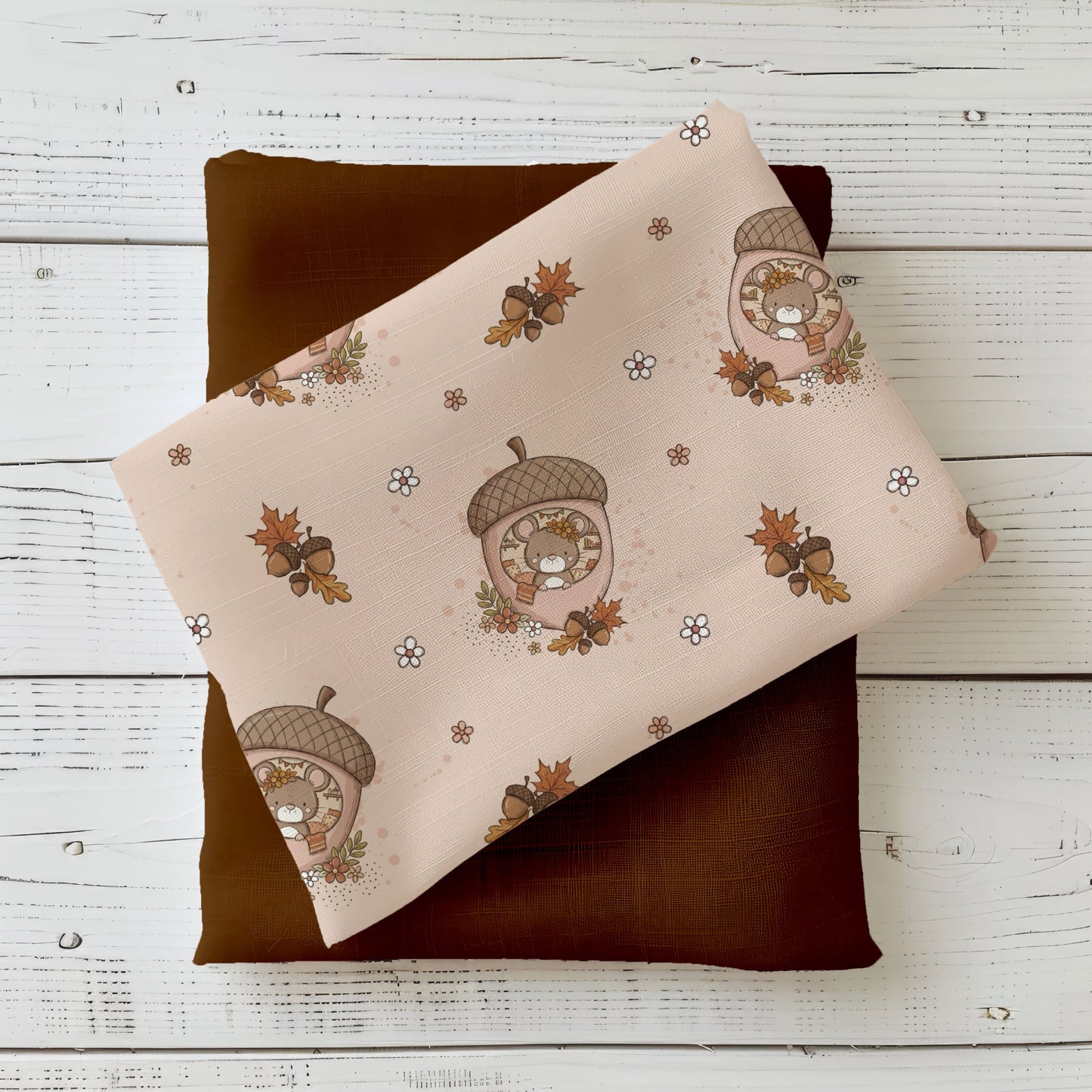 Stoff „Herbstmaus Blümchen“ mit einer niedlichen Maus im rosafarbenen Eichelhäuschen, kleinen Blumen, Eicheln und Herbstblättern, kombiniert mit einem dunkelbraunen Stoff.