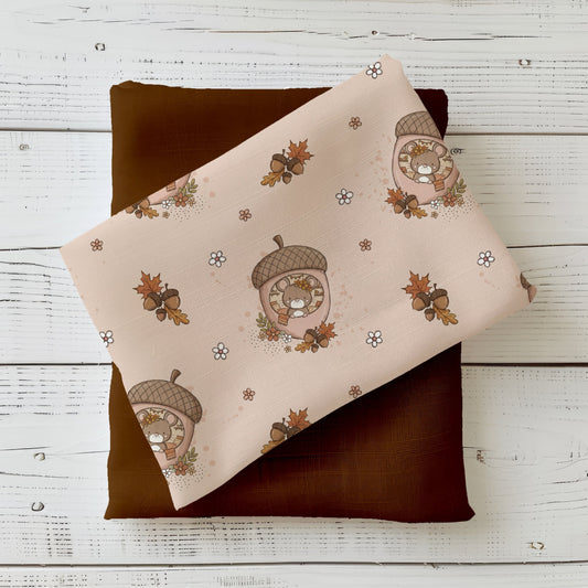 Stoff „Herbstmaus Blümchen“ mit einer niedlichen Maus im rosafarbenen Eichelhäuschen, kleinen Blumen, Eicheln und Herbstblättern, kombiniert mit einem dunkelbraunen Stoff.