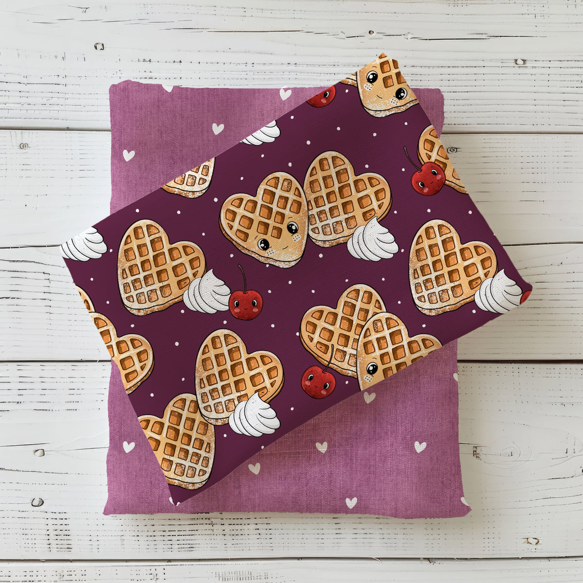 Herzwaffel Waffelstoff mit Herzwaffeln, Kirschen und Sahnehäubchen auf bordeauxfarbenem Hintergrund im Flatlay
