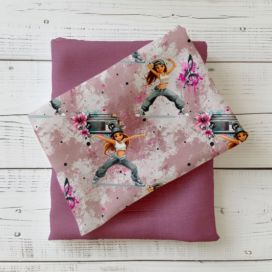 Kinderstoff „Hip Hop Girl“ mit tanzendem Mädchen im Streetstyle, Musiknoten und urbanen Details auf roséfarbenem Hintergrund, kombiniert mit Uni-Stoff