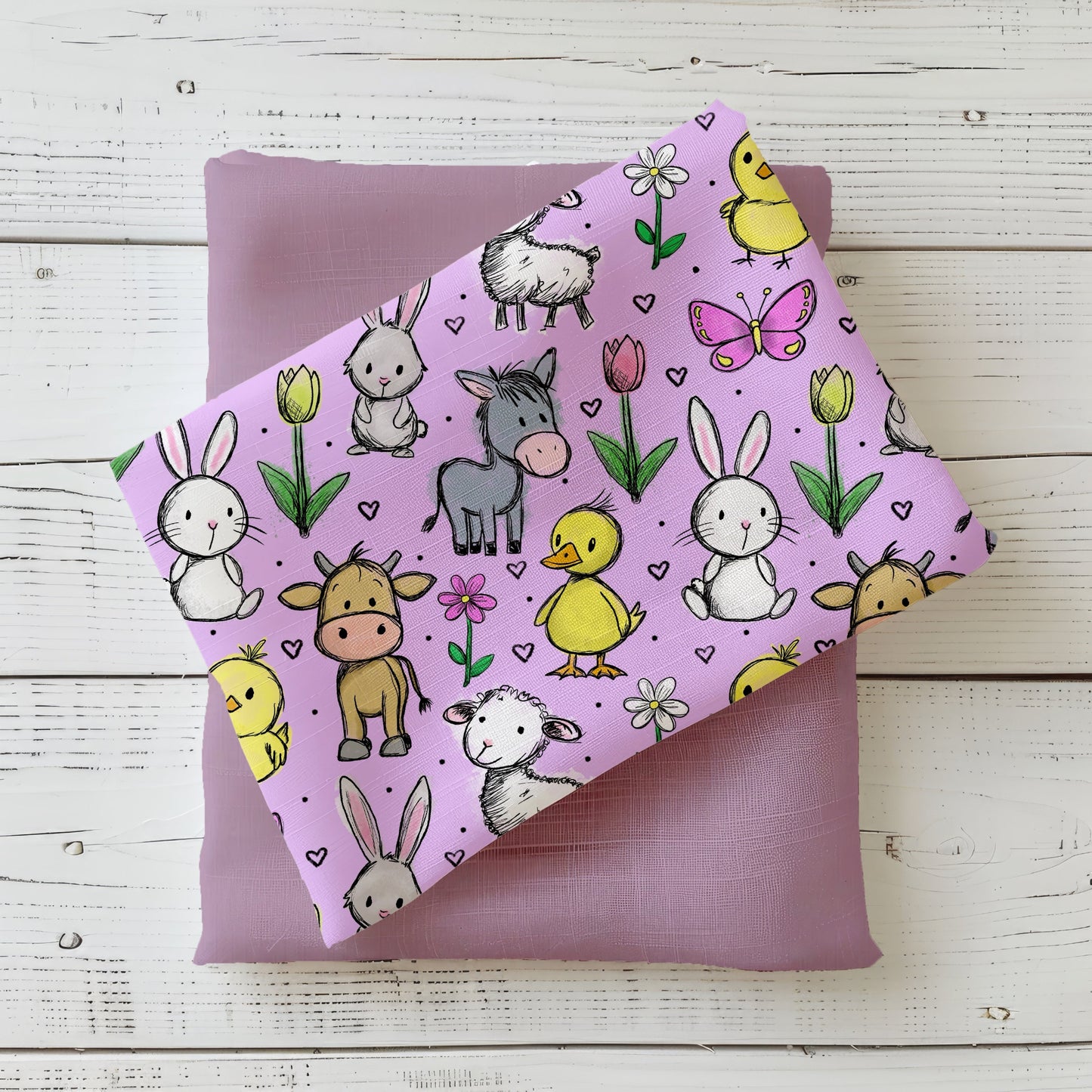 Hofzauber Flieder Stoffdesign mit Hase, Küken, Schaf, Kuh und Esel auf fliederfarbenem Hintergrund mit Blumen und Herzchen