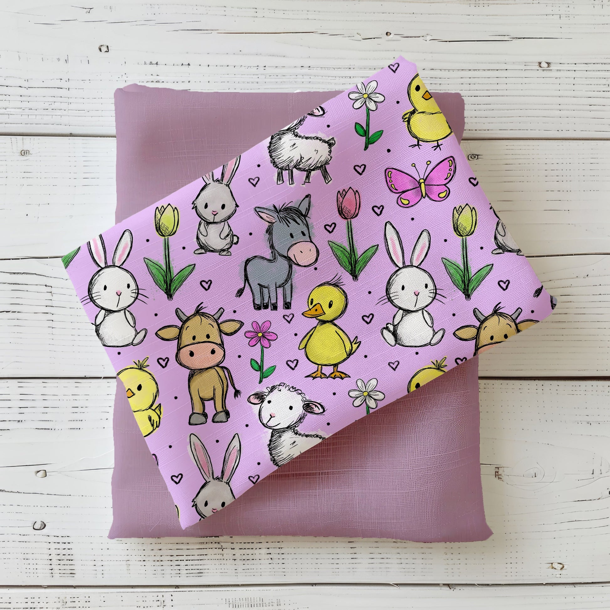 Hofzauber Flieder Stoffdesign mit Hase, Küken, Schaf, Kuh und Esel auf fliederfarbenem Hintergrund mit Blumen und Herzchen