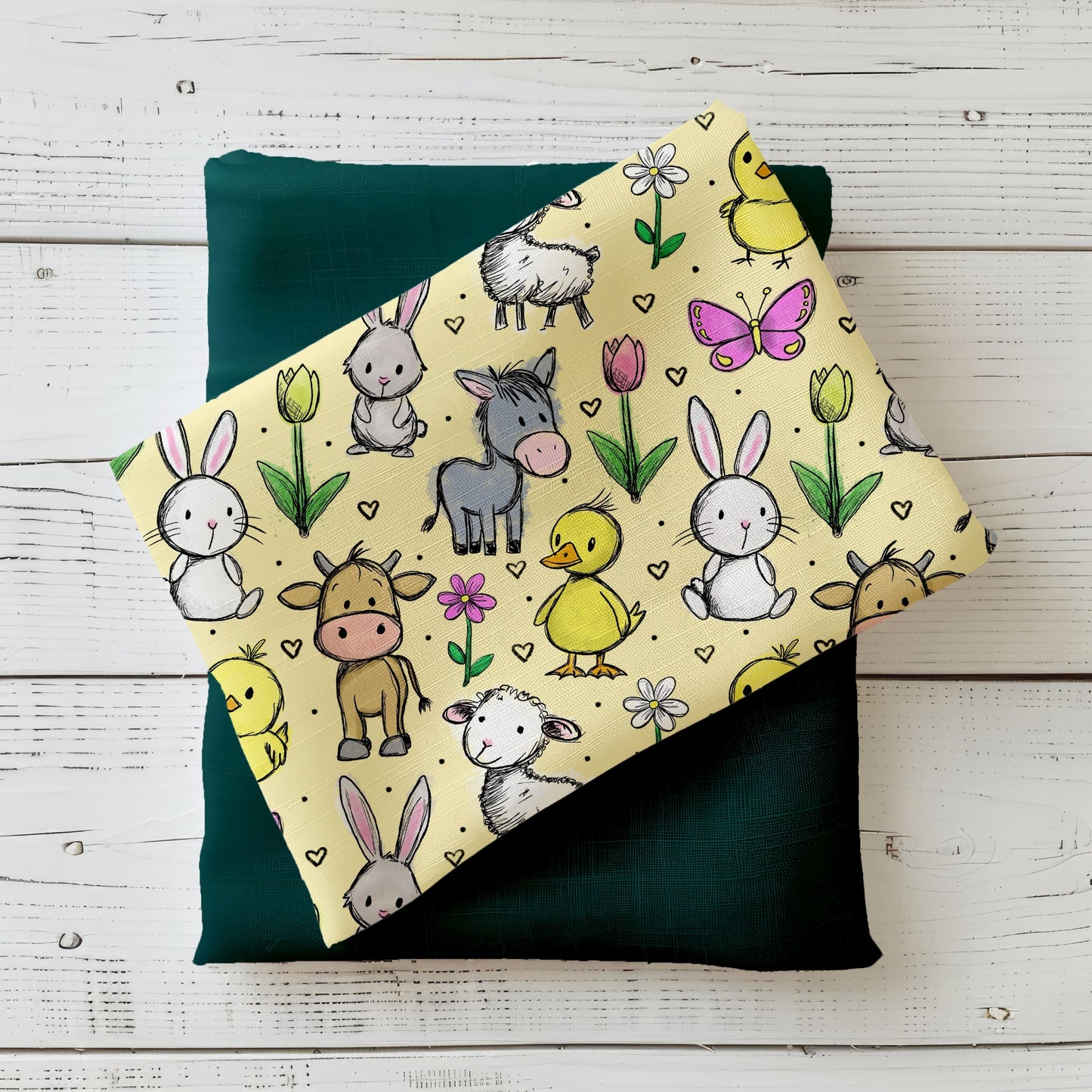 Stoffdesign Hofzauber in Sonnengelb mit süßen Bauernhoftieren wie Hase, Küken, Schaf und Esel auf pastelligem Hintergrund