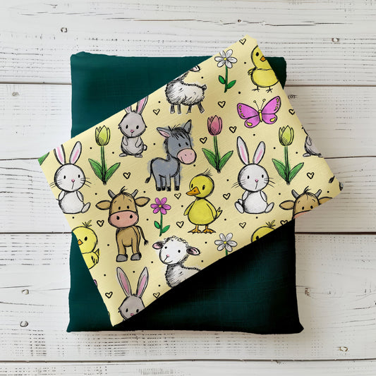 Stoffdesign Hofzauber in Sonnengelb mit süßen Bauernhoftieren wie Hase, Küken, Schaf und Esel auf pastelligem Hintergrund