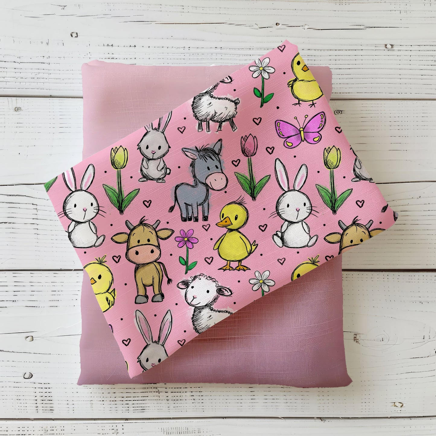 Hofzauber Rosé Stoffdesign mit Hase, Küken, Schaf, Kuh und Esel auf rosa Hintergrund mit Blumen und Herzchen