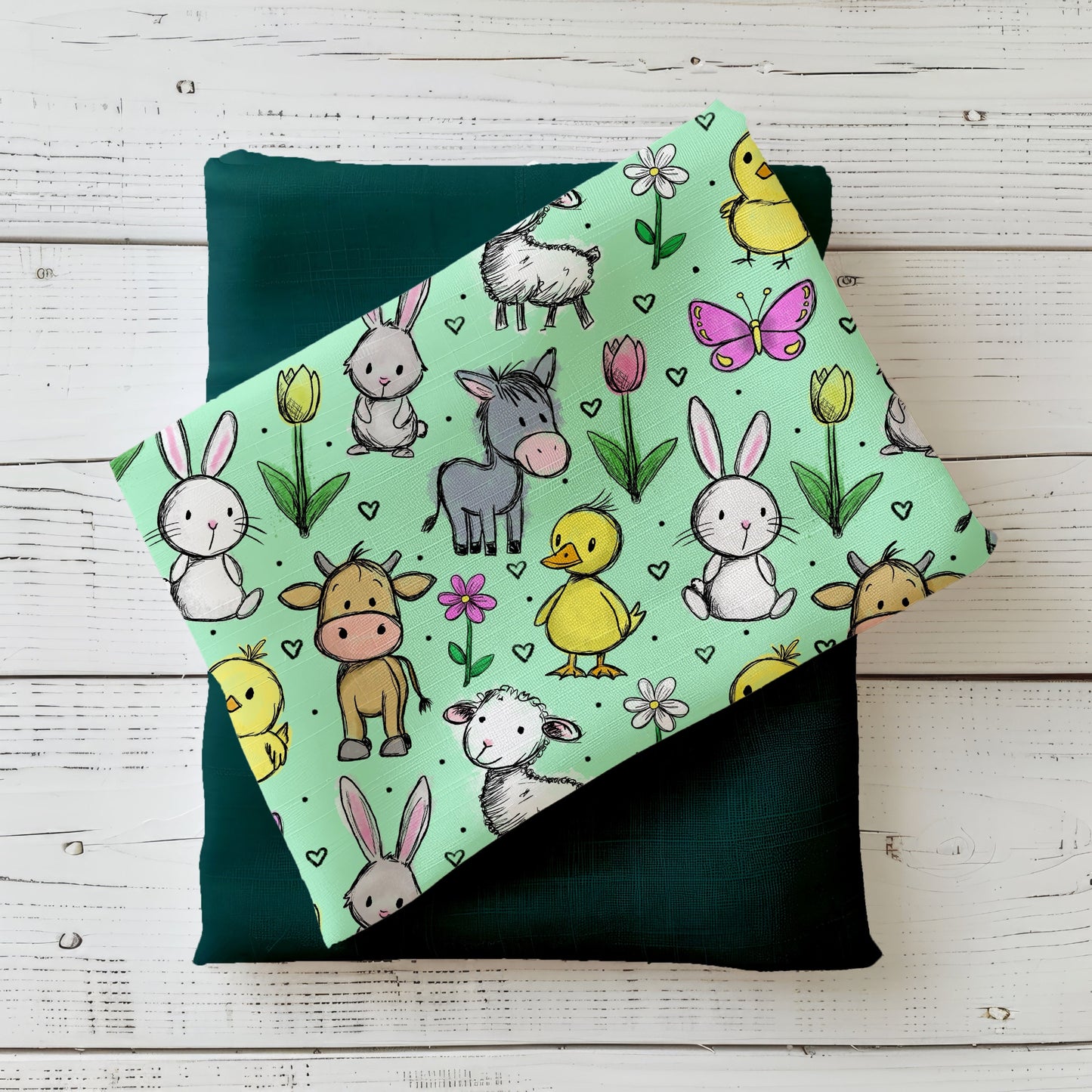 Hofzauber Salbei Stoffdesign mit Hase, Küken, Schaf, Kuh und Esel auf salbeigrünem Hintergrund mit Blumen und Herzchen