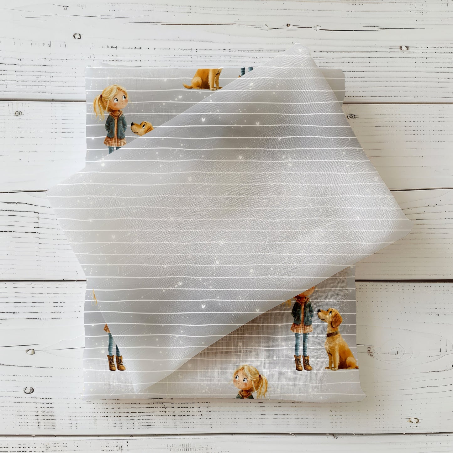 Gefalteter Hundeliebe Kombi Stoff – dezente weiße Linien, sanfte Grau-Creme Verläufe und feine Glitzerpunkte, kombiniert mit kleinen Ausschnitten des Mädchen-und-Hund Motivs vom Hauptstoff