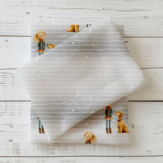 Gefalteter Hundeliebe Kombi Stoff – dezente weiße Linien, sanfte Grau-Creme Verläufe und feine Glitzerpunkte, kombiniert mit kleinen Ausschnitten des Mädchen-und-Hund Motivs vom Hauptstoff